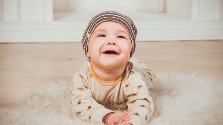 Bébé sur tapis