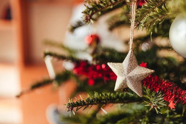 étoile suspendue à l'arbre de noël